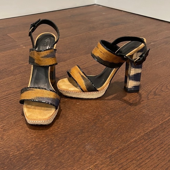 HOSS Navy and Gold Women’s Sandals Size 38/8 - Picture 1 of 6